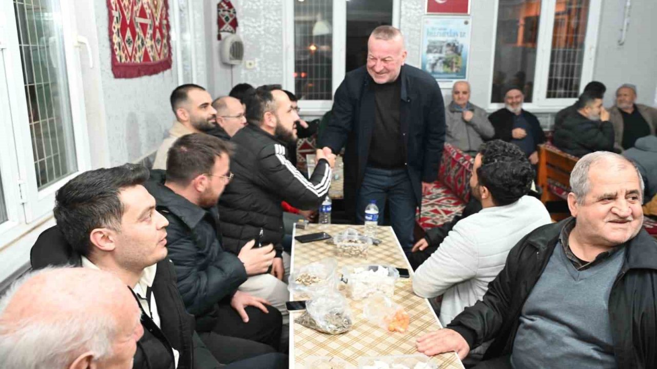 Başkan teravih sonrası vatandaşlarla buluştu