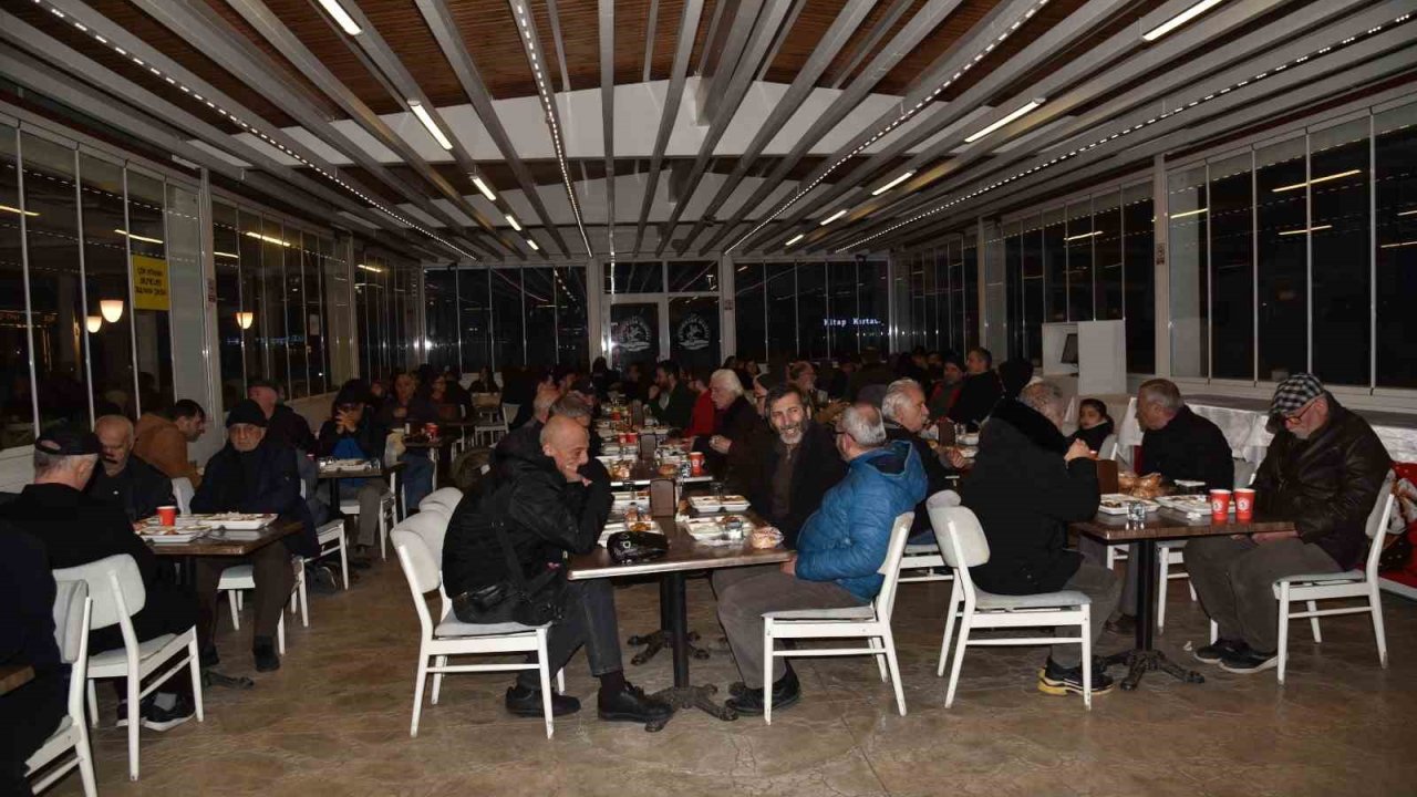 Atakum Belediyesi Şehit Ömer Halisdemir Parkı’nda ücretsiz iftar hizmeti