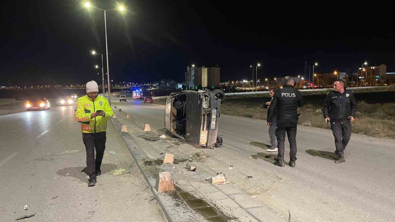 Karaman’da beton duba ve aydınlatma direğine çarpan otomobil yan yattı: 2 yaralı