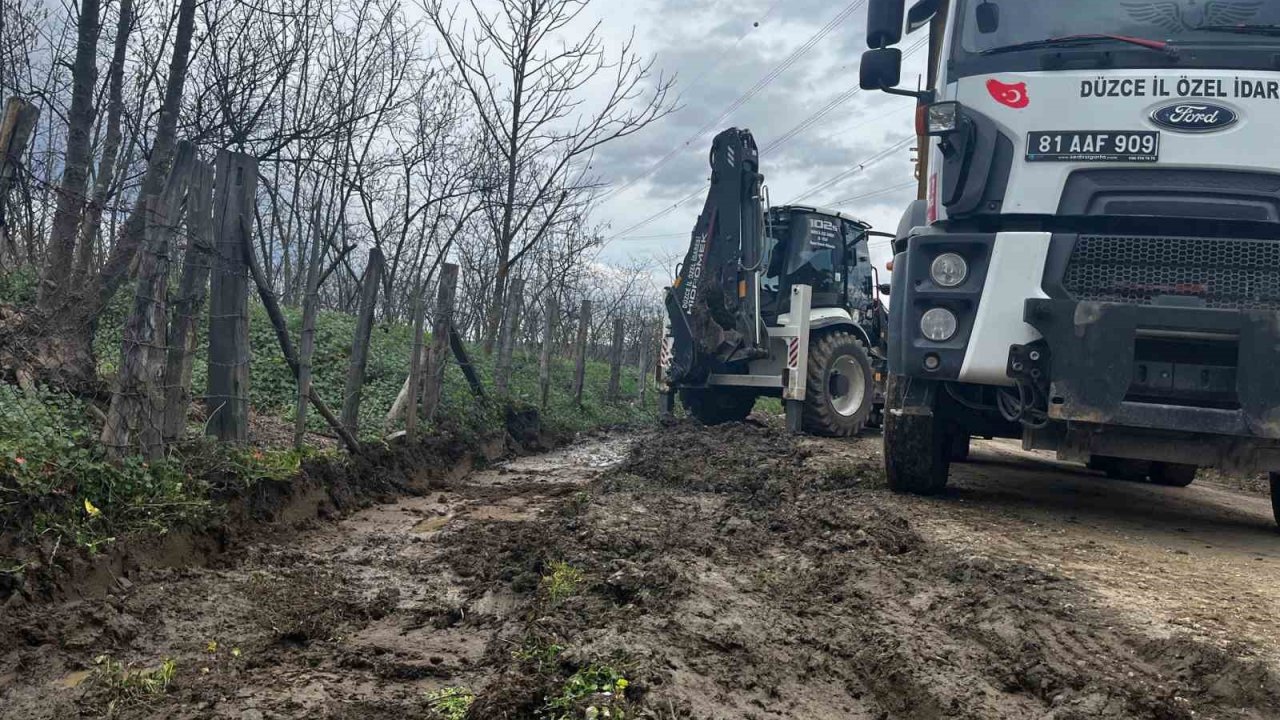 Köy yollarında yağmur suyu çalışması