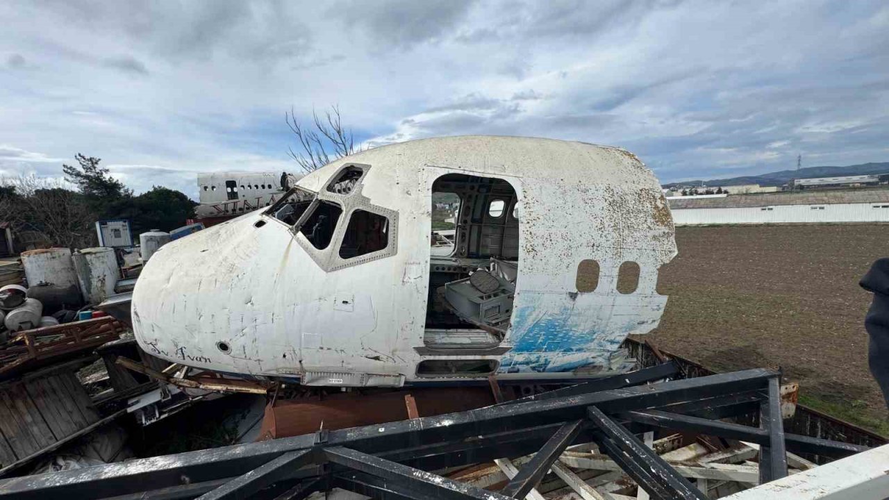 Bursa’da hurdacıdaki Boeing 747 uçak görenleri şaşkına çeviriyor