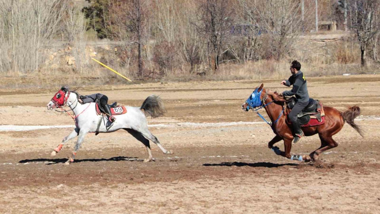 Bayburt’un kurtuluşunun 108’inci yılında cirit gösterisi düzenlendi