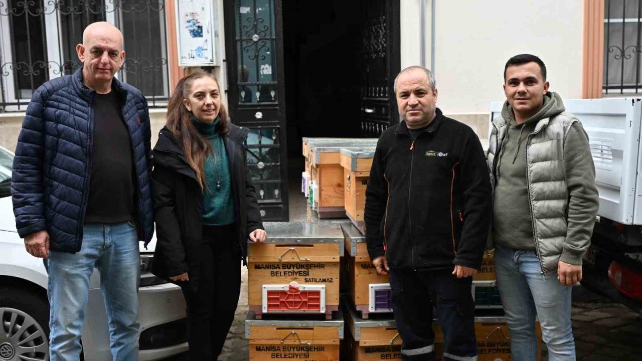 Manisa Büyükşehir’den sel mağduru arıcıya kovan desteği