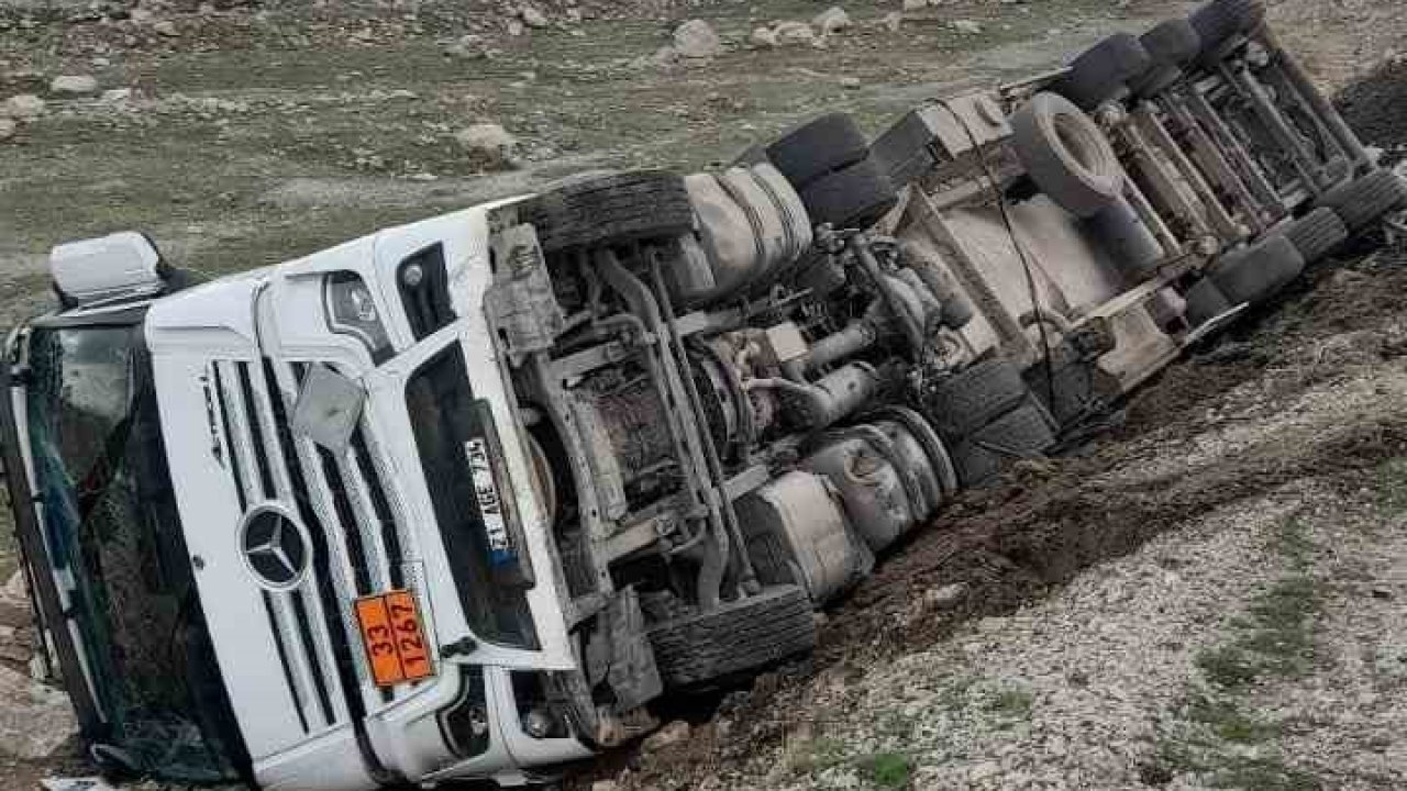 Şırnak’ta atık su tankeri devrildi, sürücü yaralandı