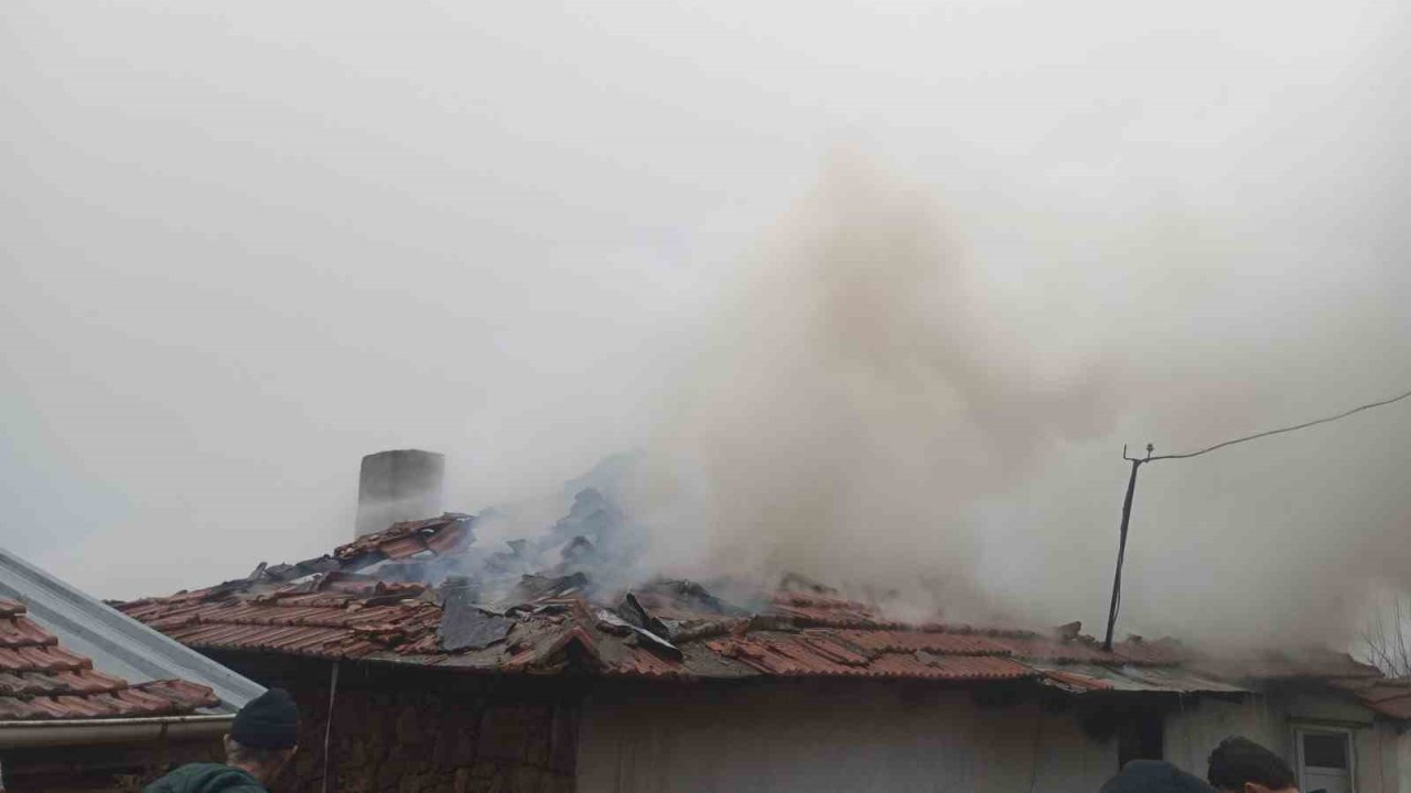 Sındırgı’da bitişik iki ev alevlere teslim oldu: 1 yaralı