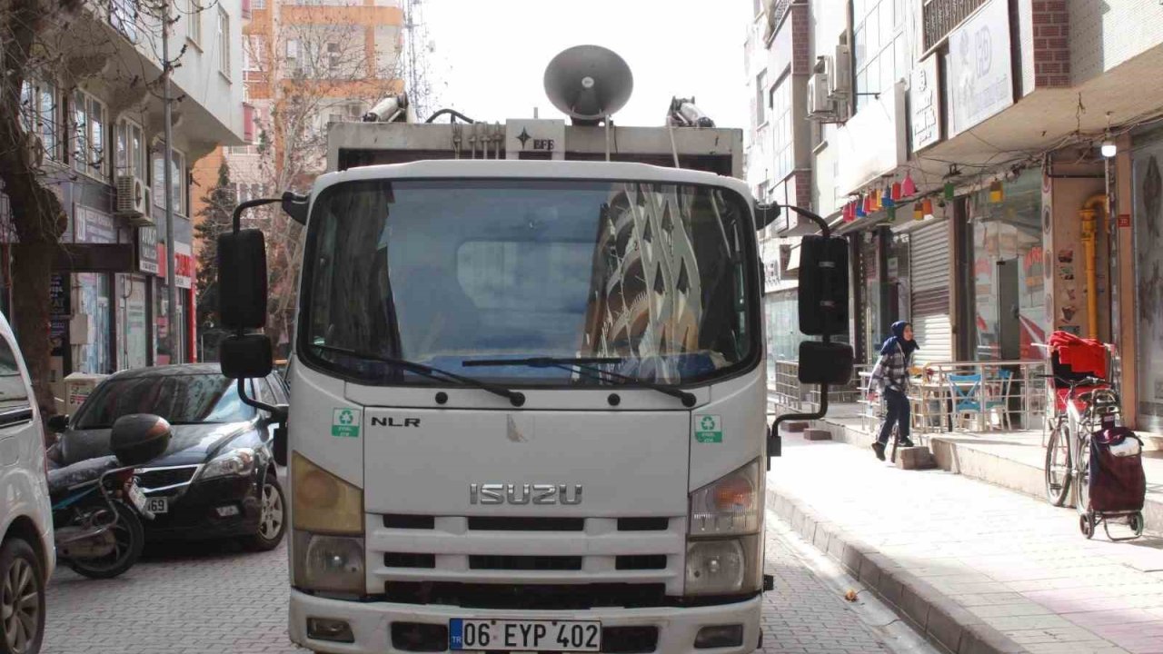 Siirt’te müziği duyan çöpünü çıkartıyor