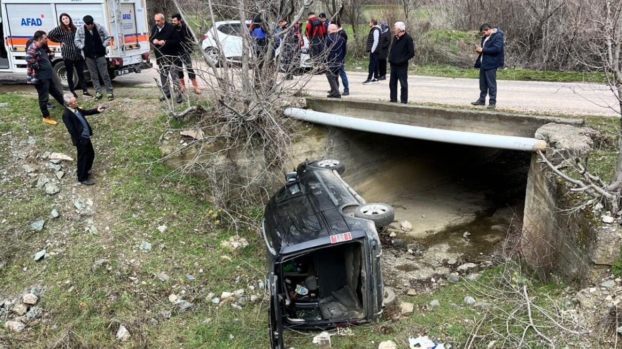 Amasya’da kamyonet menfeze devrildi: 3 yaralı