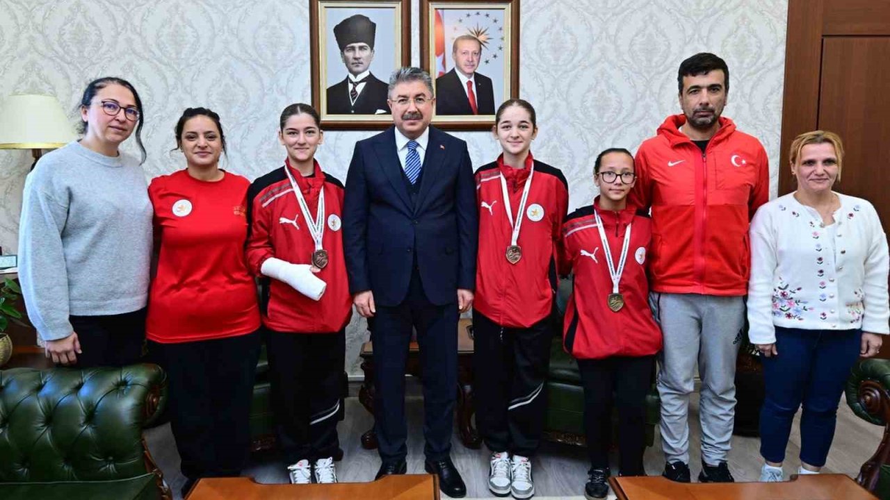 Vali Yılmaz, işitme engelli taekwondo sporcuları ile bir araya geldi