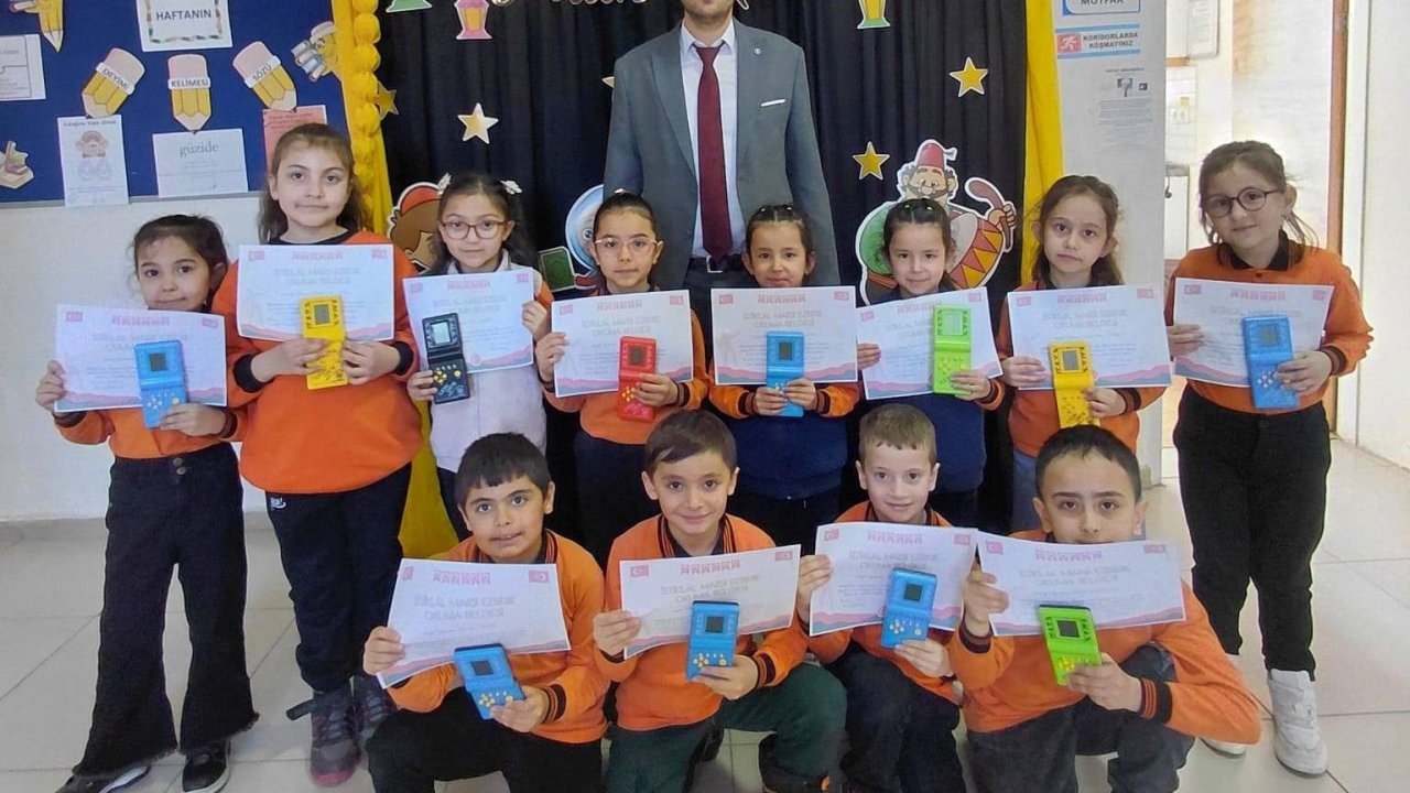 Hisarcık’ta İstiklal Marşı’nı hatasız ve ezbere okuyan öğrenciler ödüllendirildi