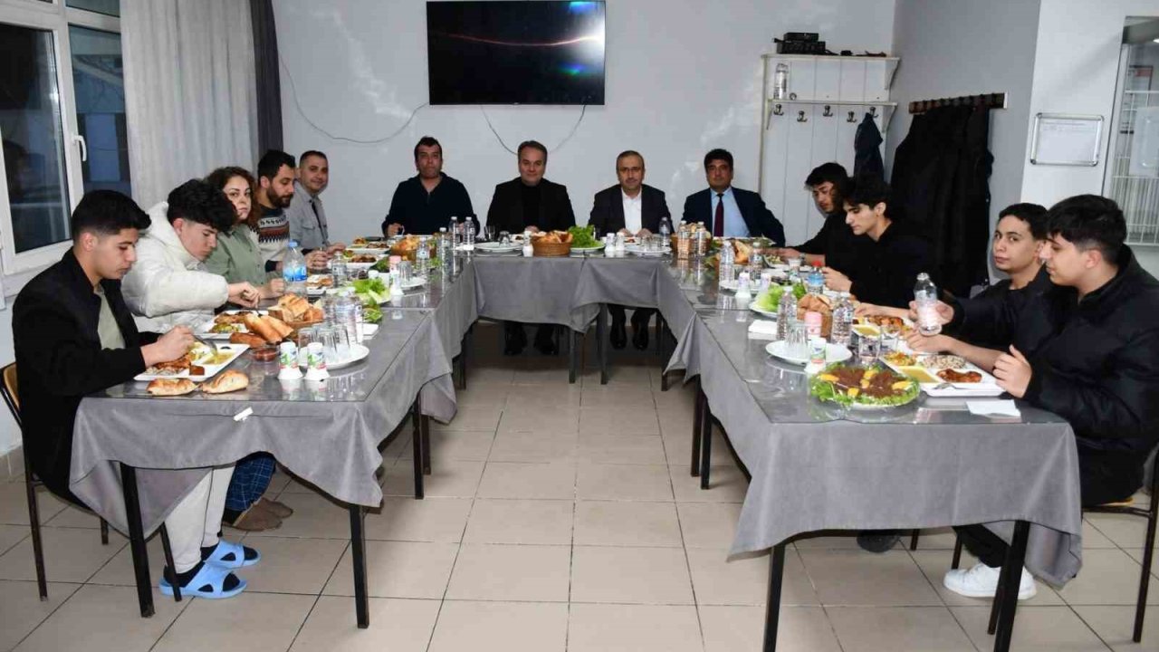 İl Milli Eğitim Müdürü Aydın, öğrencilerle iftar yaptı
