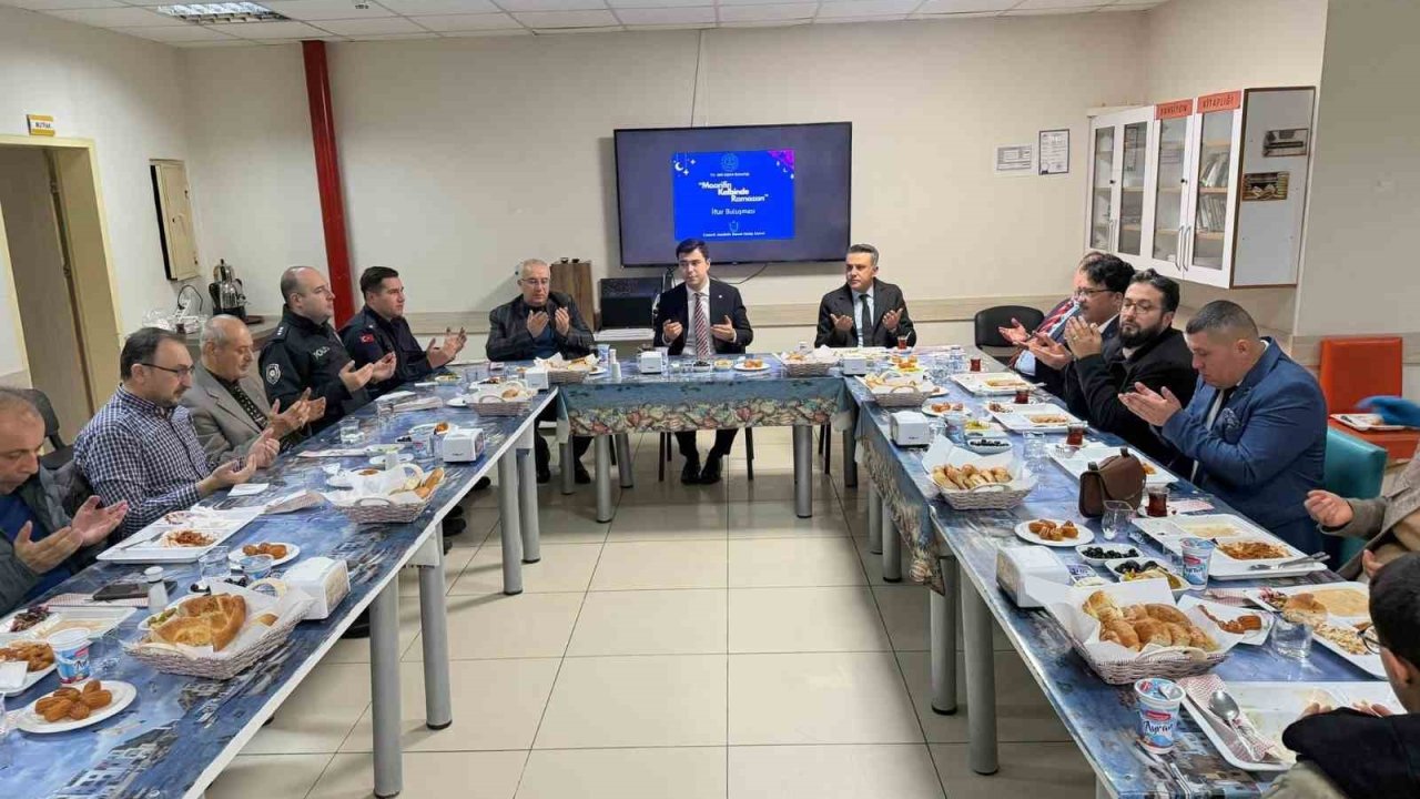 Çameli protokolü İmam Hatip Lisesinin iftarında öğrencilerle buluştu
