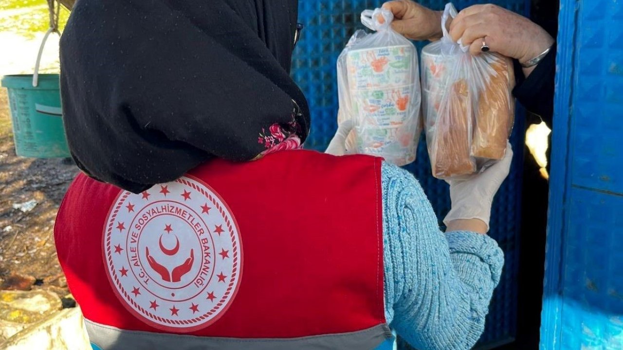 Dumlupınar SYDV ihtiyaç sahibi 18 eve sıcak yemek ulaştırıyor