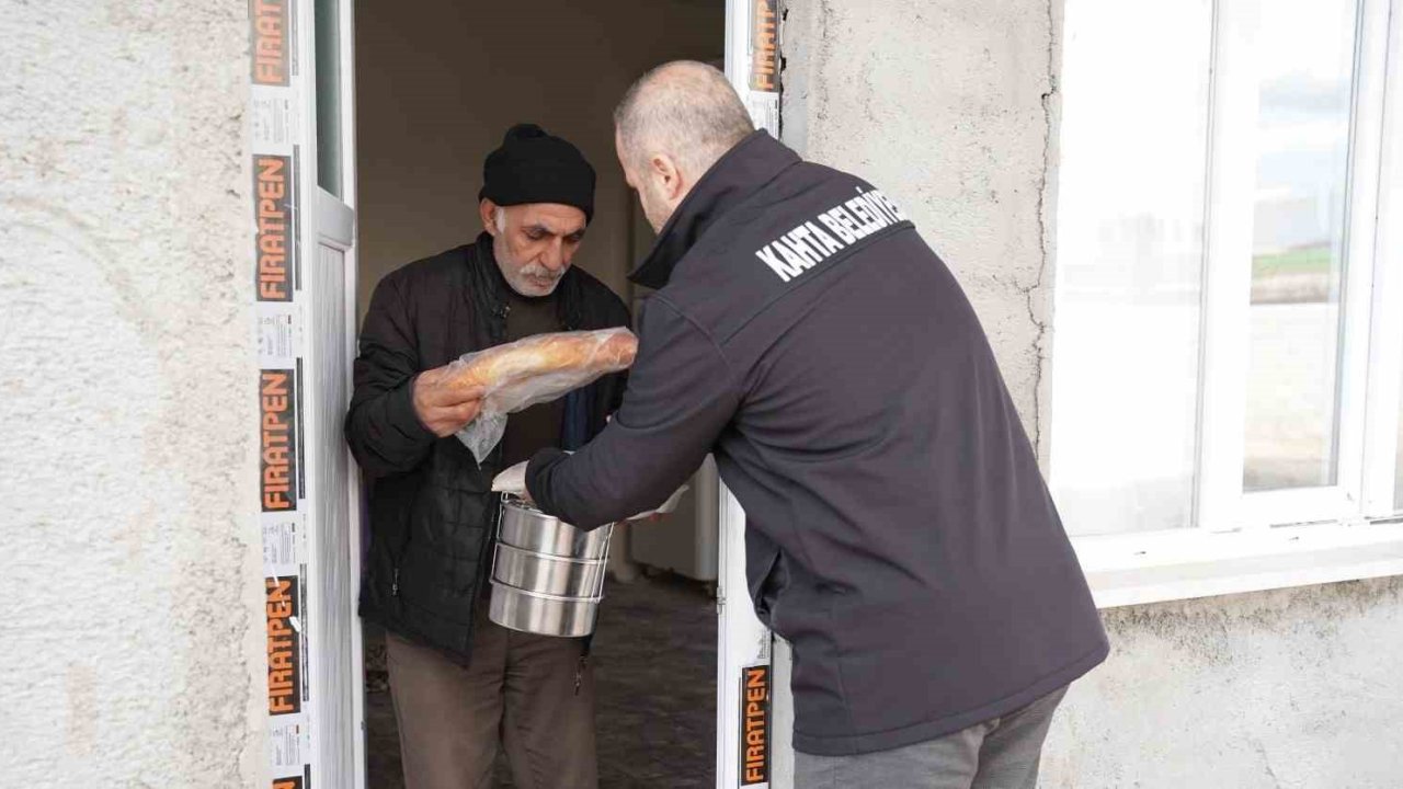 Belediyenin sıcak yemek hizmeti devam ediyor