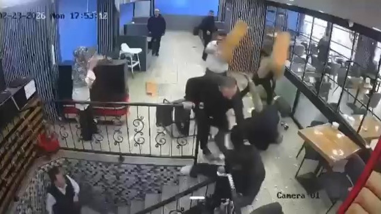 Kafede çıkan kavgada ortalık savaş alanına döndü: 100 bin liralık hasar