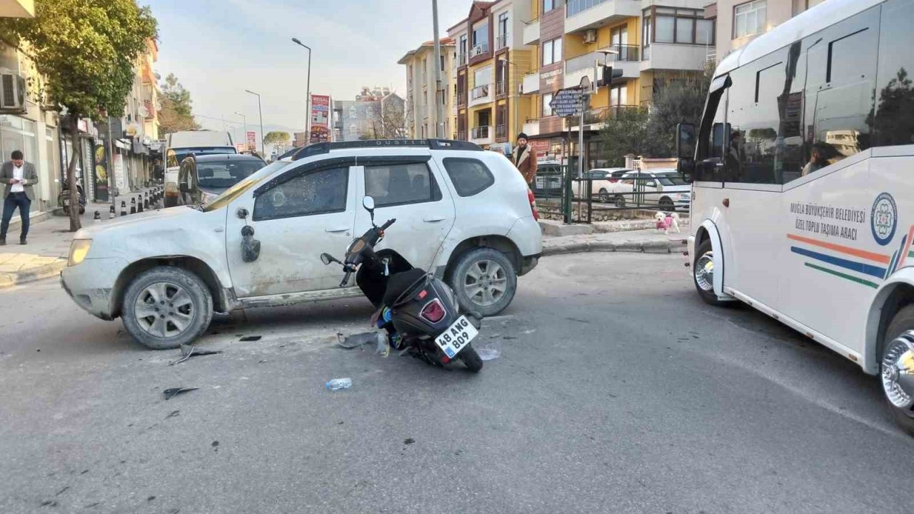 Motosikletle otomobil çarpıştı: 1 yaralı