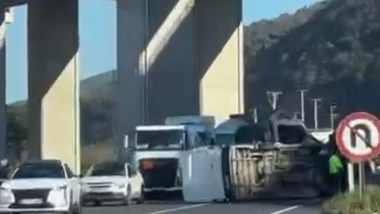 Devrilen minibüs, yolun karşısına geçti