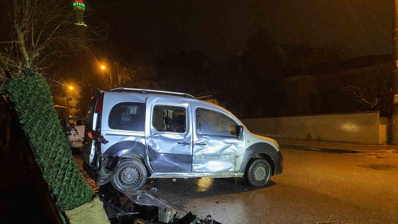 Kocaeli’de 3 aracın karıştığı zincirleme kazada sürücü kaçtı: 1 yaralı