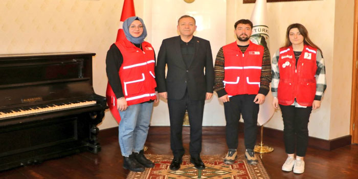 Kars Valisi Ziya Polat genç kızılay üyelerini kabul etti