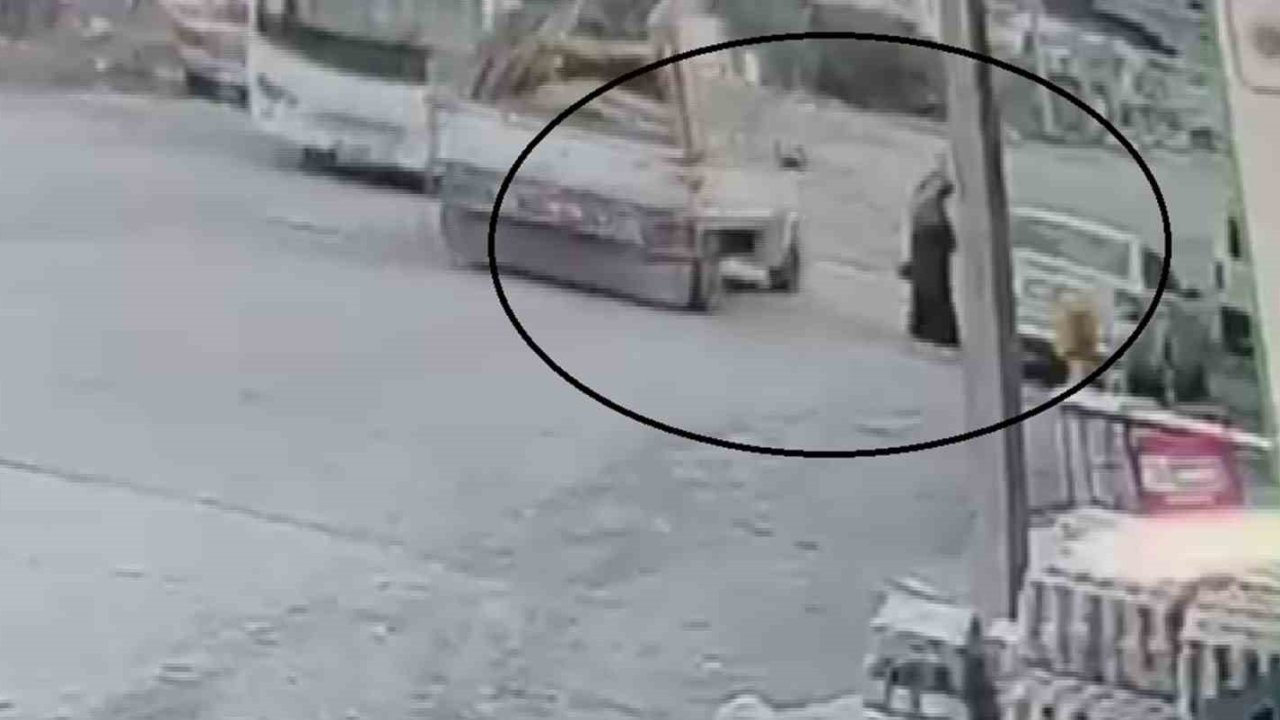 Seyir halindeki pikabın açılan kapağı kadının kafasına çarptı... O anlar kamerada