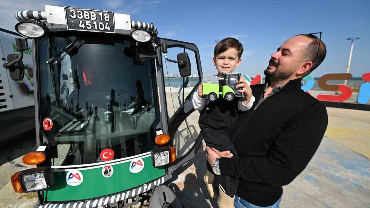 Minik Ayaz’ın süpürge kamyonu hayali gerçek oldu