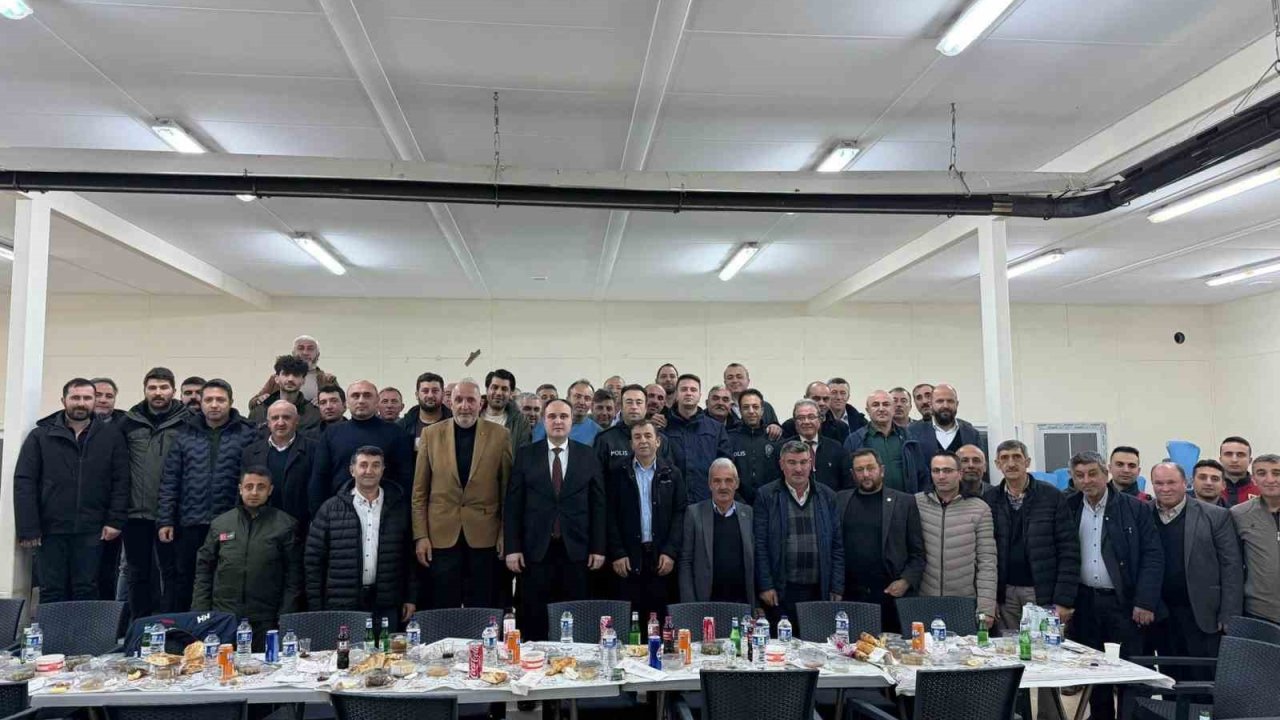 Aslanapa Kaymakamı İsmail Tosun, muhtarlarla iftarda bir araya geldi