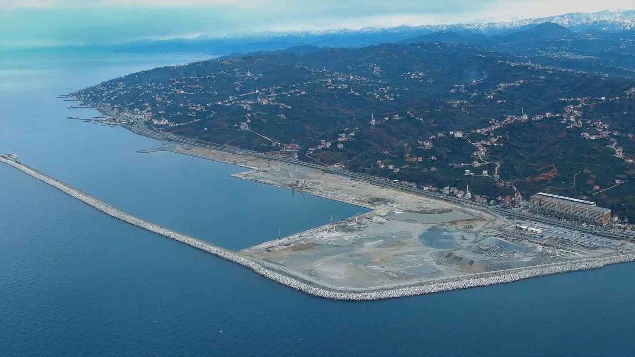 Rize’de İyidere Lojistik Limanı inşaatı sürüyor