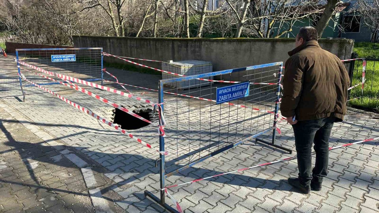 Ayvacık’ta yol çöktü