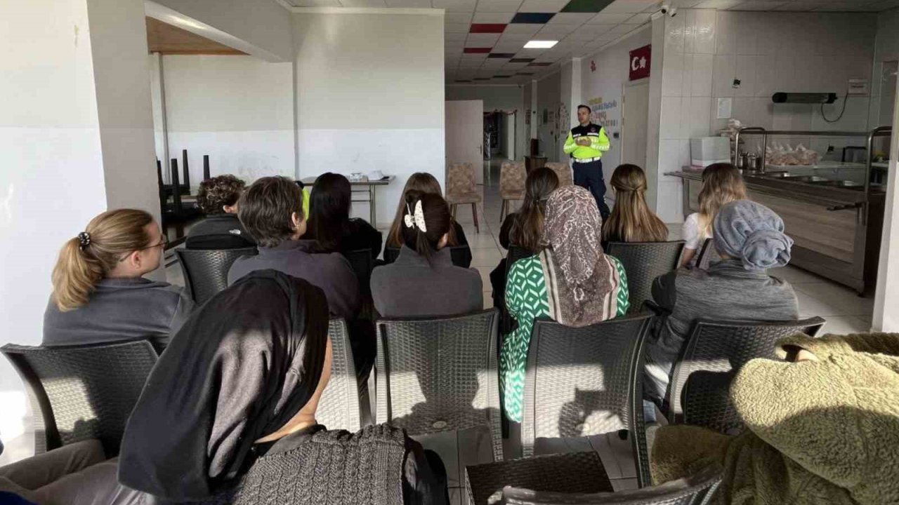 Karabiga Özel Engelli Yaşam Merkezinde çalışan kadınlara jandarma ekiplerinden çeşitli bilgilendirmeler