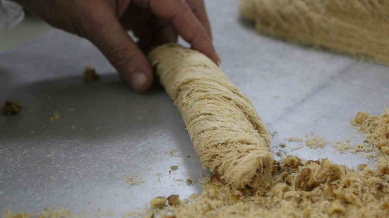 Diyarbakır’da günlük tatlı tüketimi tonları aştı: İşletmeler üç vardiyaya geçti