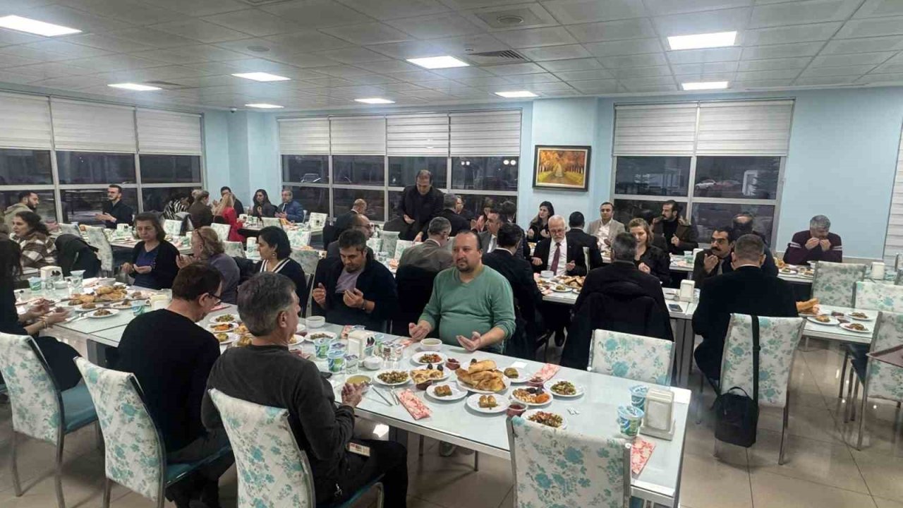 Hastane çalışanları iftar sofrasında bir araya geldi