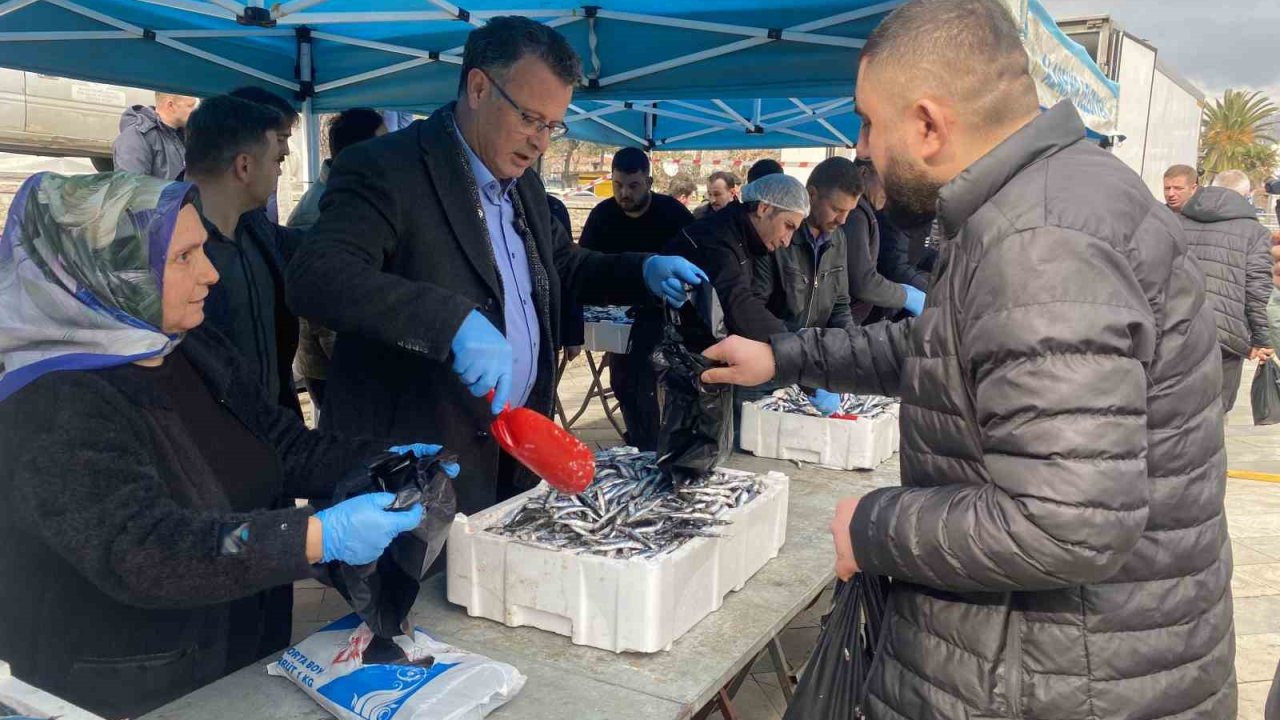 Manisa’da belediyenin ikramı 8 ton hamsi 1 saatte tükendi