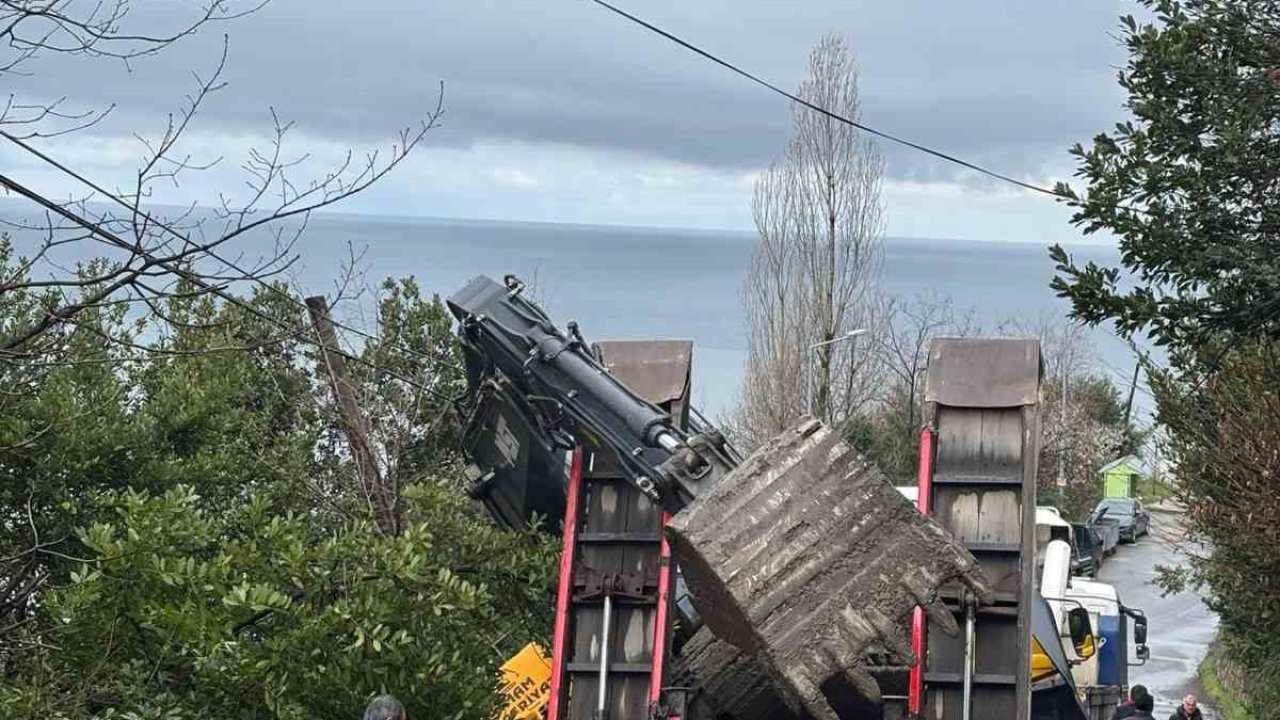 Kozlu’da kepçe dorseden yola düştü, ulaşım bir süre aksadı