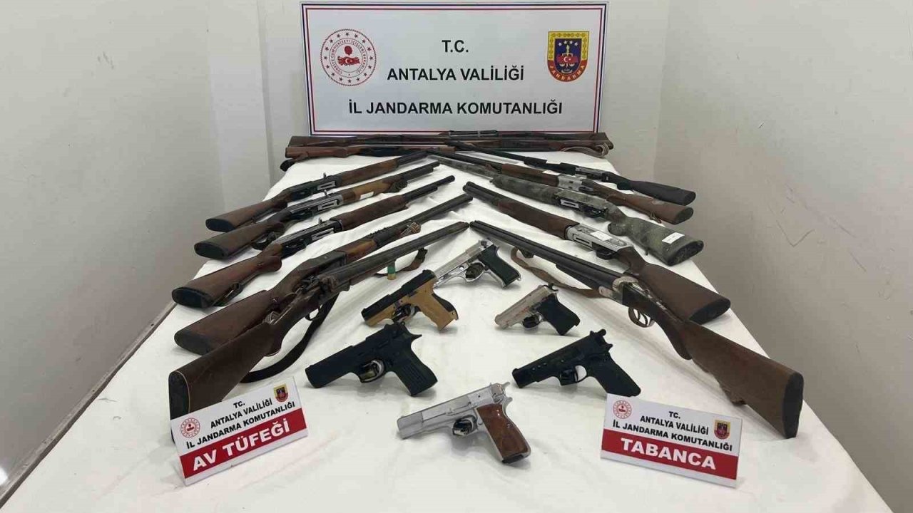 Kepez’de ruhsatsız 21 silah ele geçirildi