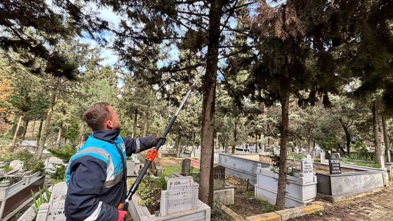 Gebze’de bayram öncesi mezarlıklarda bakım çalışmaları hızlandı