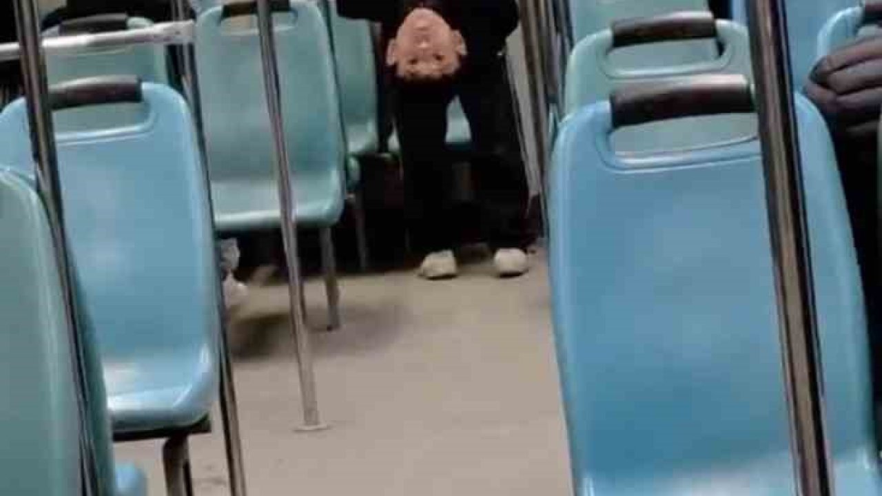 Bursa’da gençlerin metroda tehlikeli oyunu kameraya yansıdı