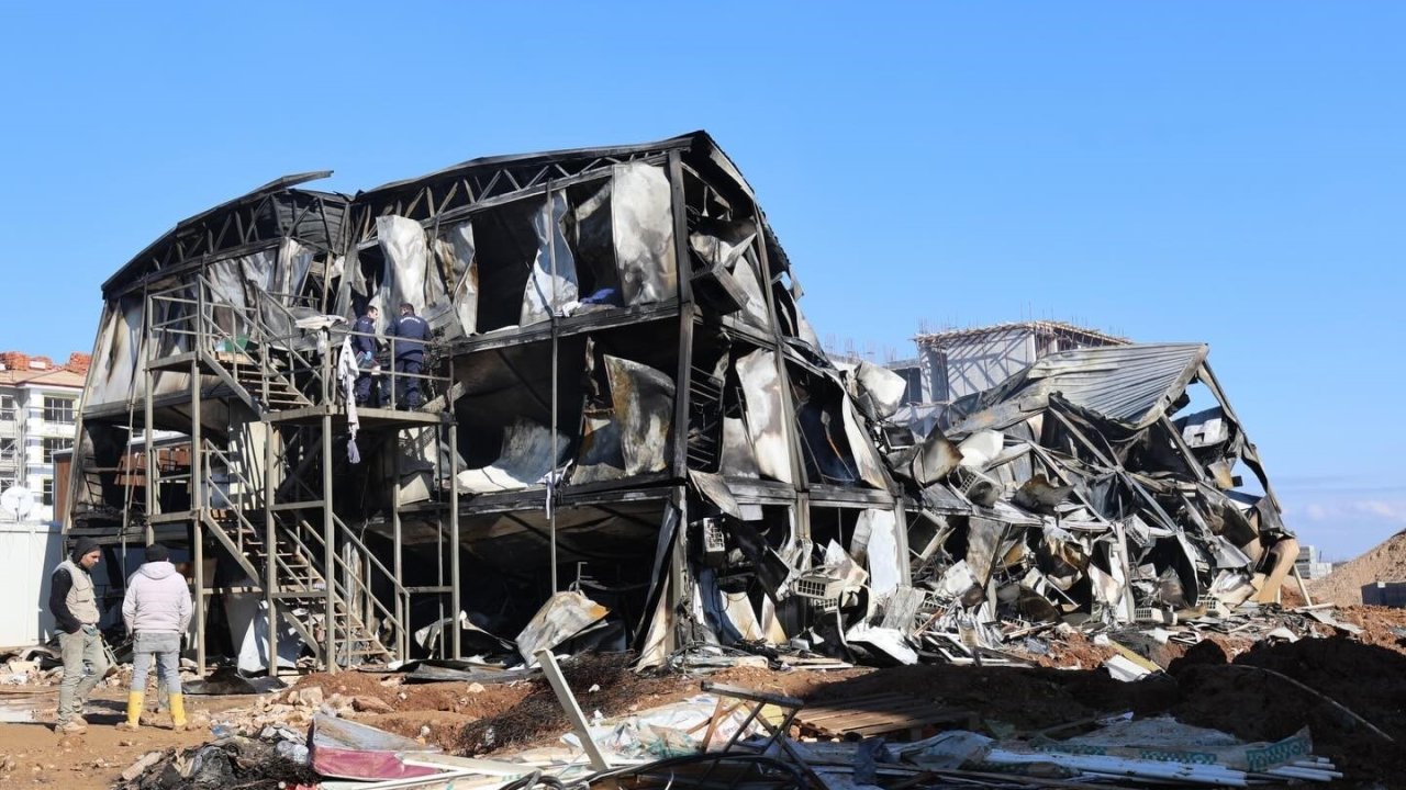 Başkan Şimşek’ten yangın çıkan TOKİ şantiyesinde inceleme