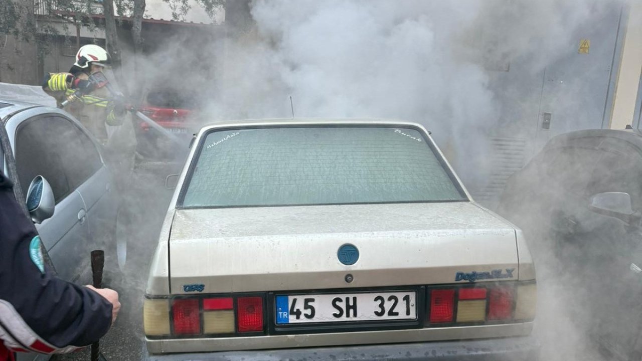 Salihli’de yangın paniği: Park halindeki 2 otomobil yandı