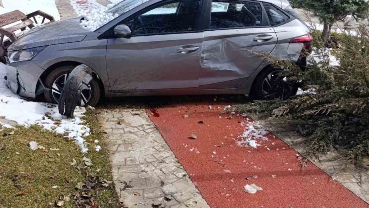 Elazığ’da otomobil kaldırıma çıktı: 1 yaralı