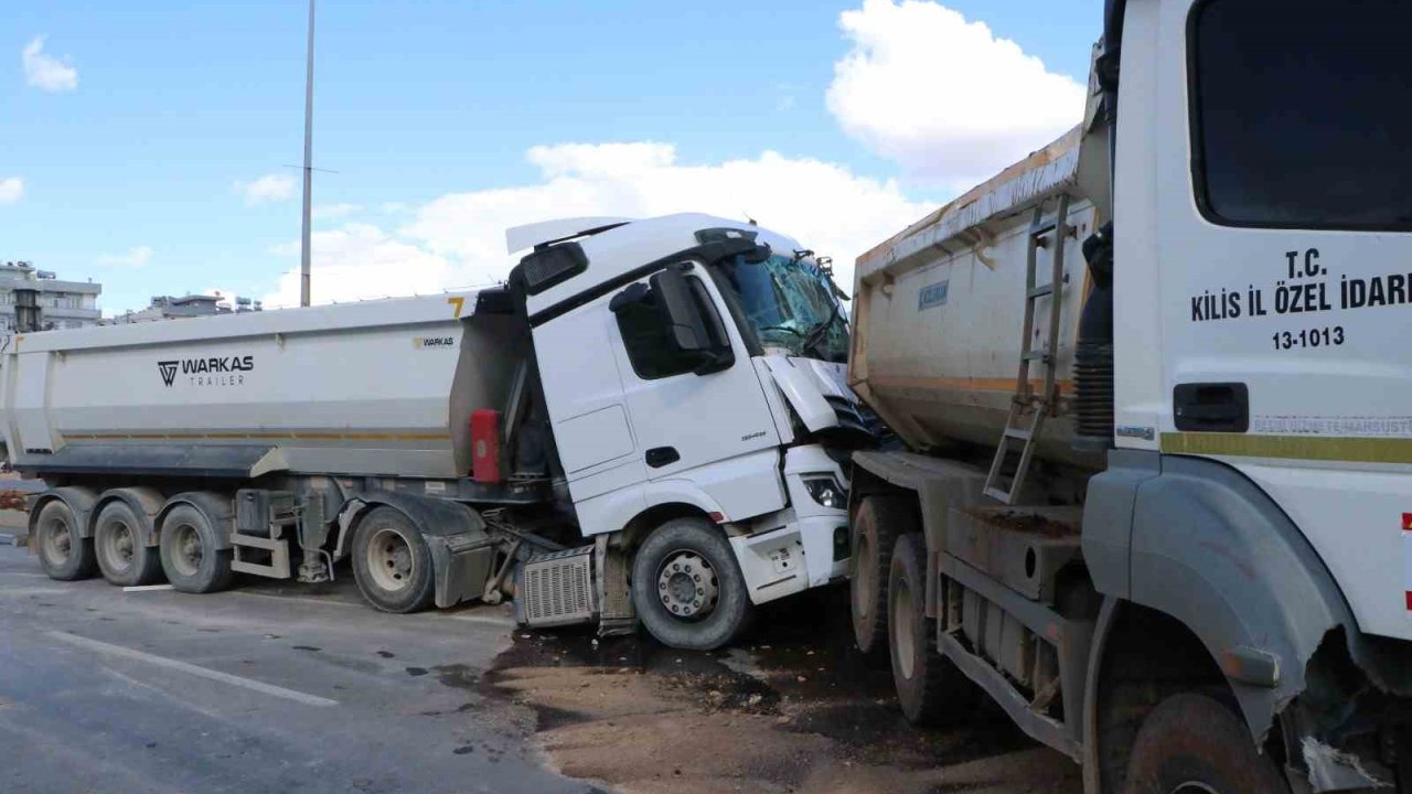 Hafriyat kamyonları çarpıştı: 1 yaralı