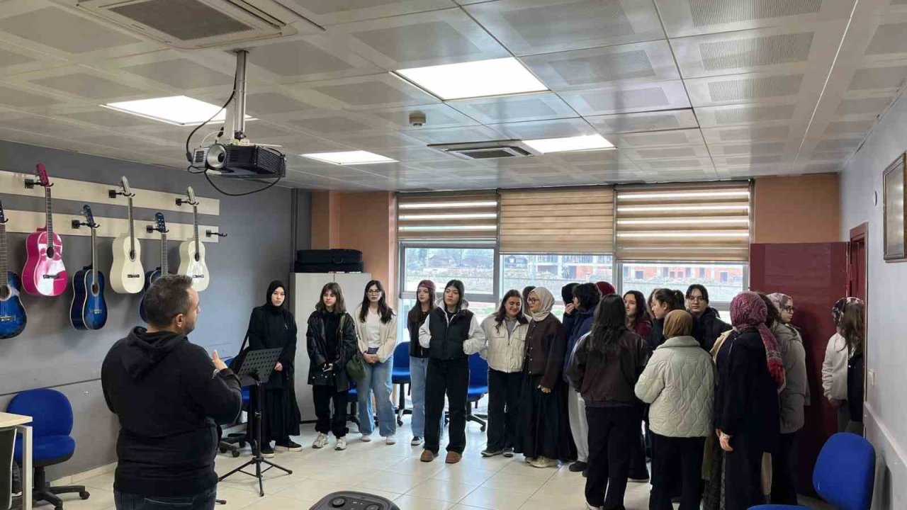 Lise öğrencileri gençlik merkezinde vakit geçirdi