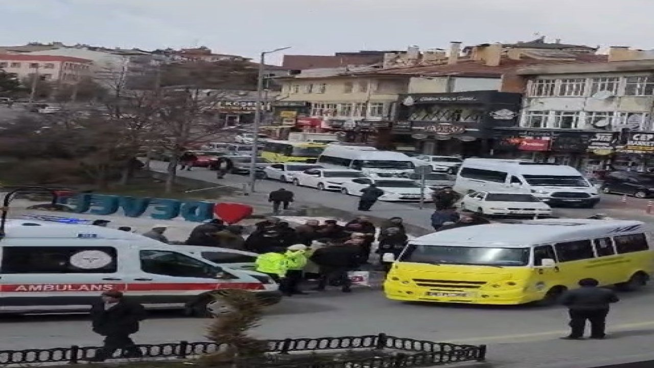 Minibüsten düşen yaşlı adam hayatını kaybetti