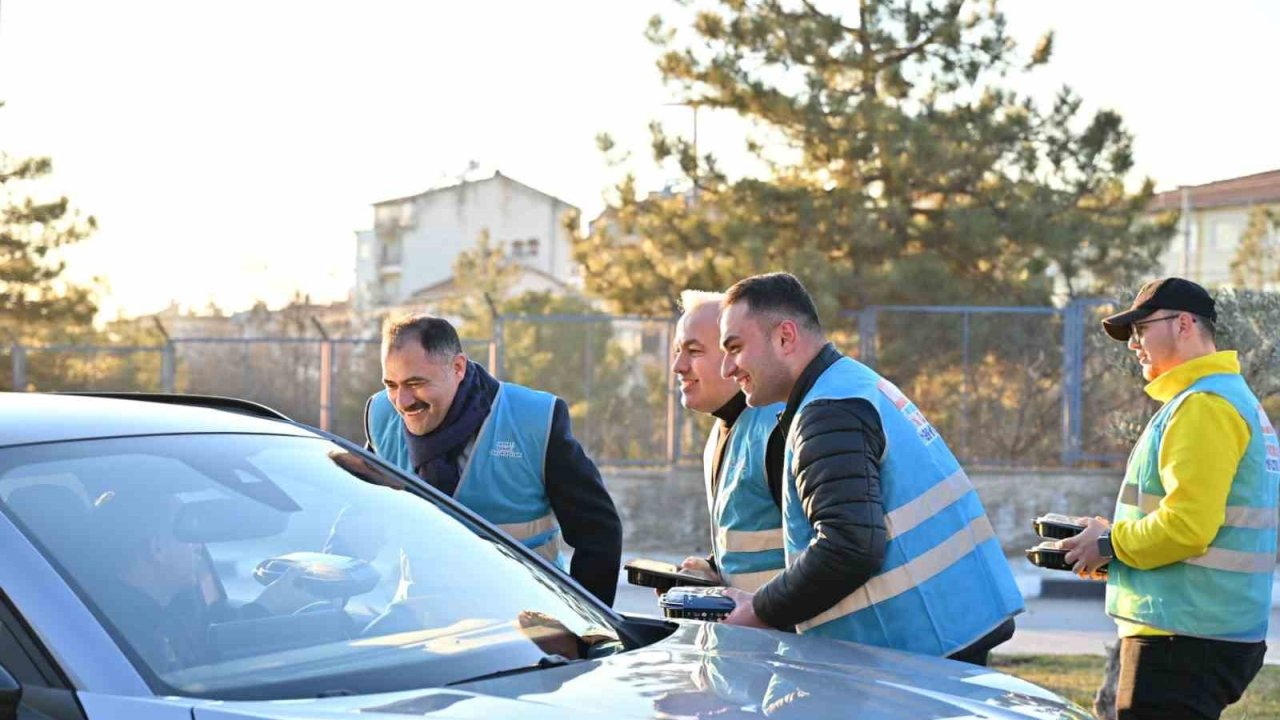 Demirci’de iftar saatine yolda yakalanan sürücülere iftariyelik ikramı