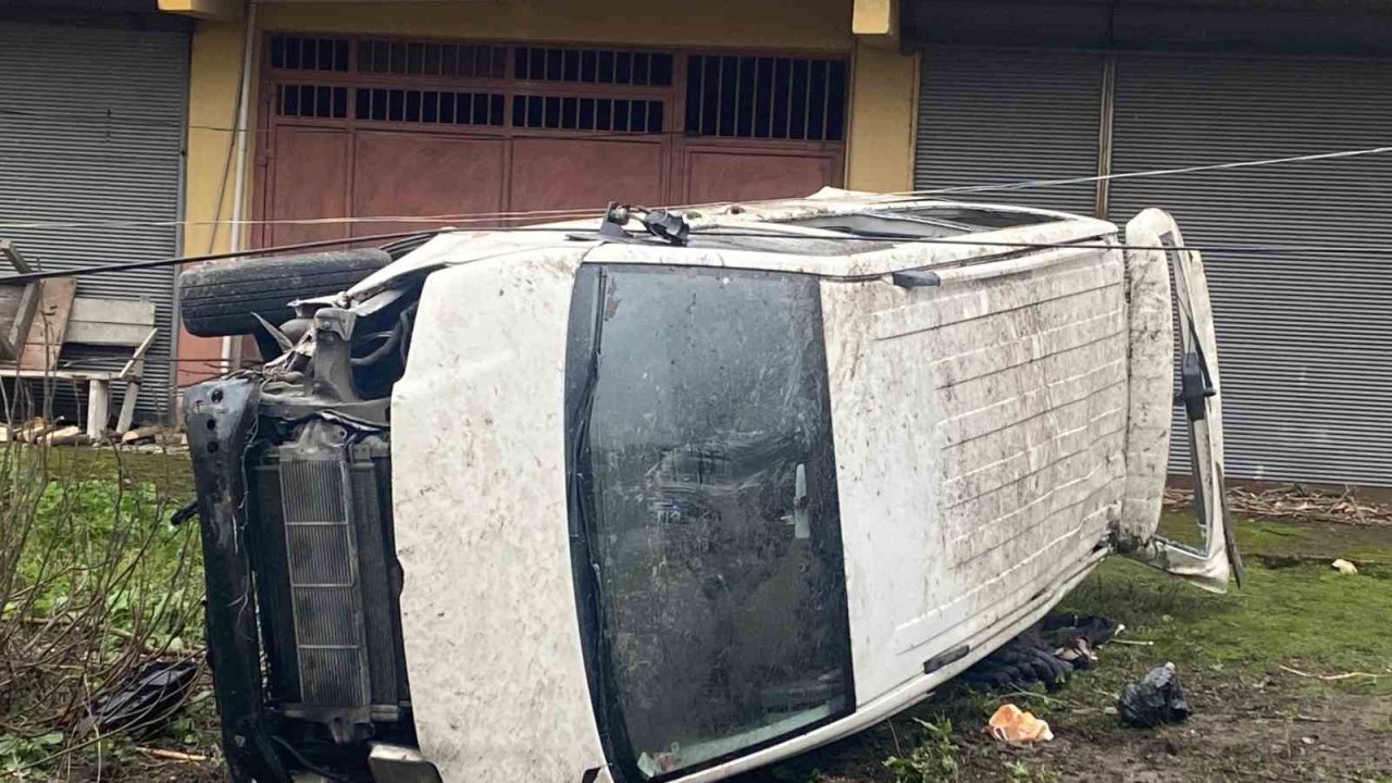 Zonguldak’ta minibüs devrildi, 4 yaralı