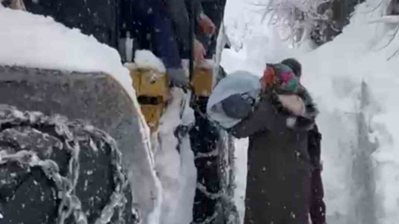 Ordu’da hastalanan bebek, kardan kapanan yolda iş makinesi ile taşındı