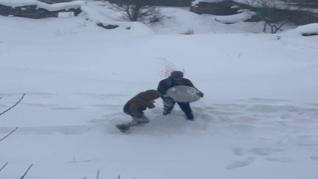 Tepsiyle kayarken havaya attı, kardeşinin başına isabet etti
