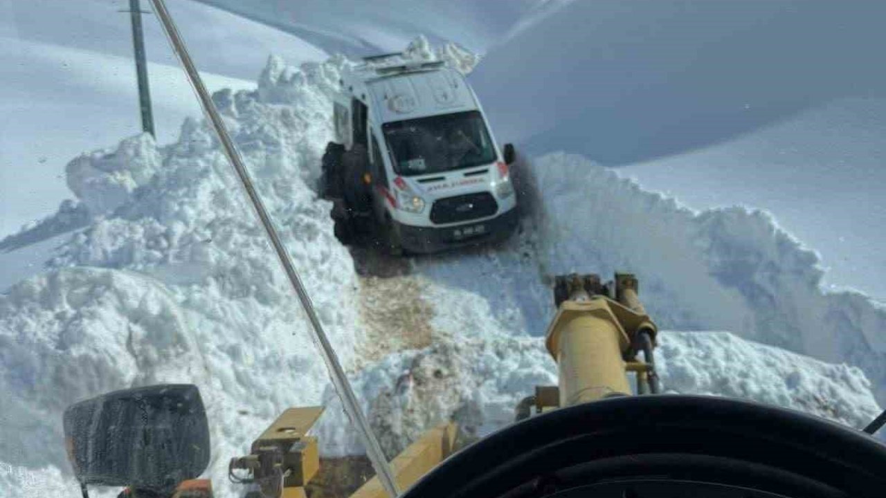 Ağrı’da 2 metrelik karda zamanla yarış: Mahsur kalan hasta kurtarıldı