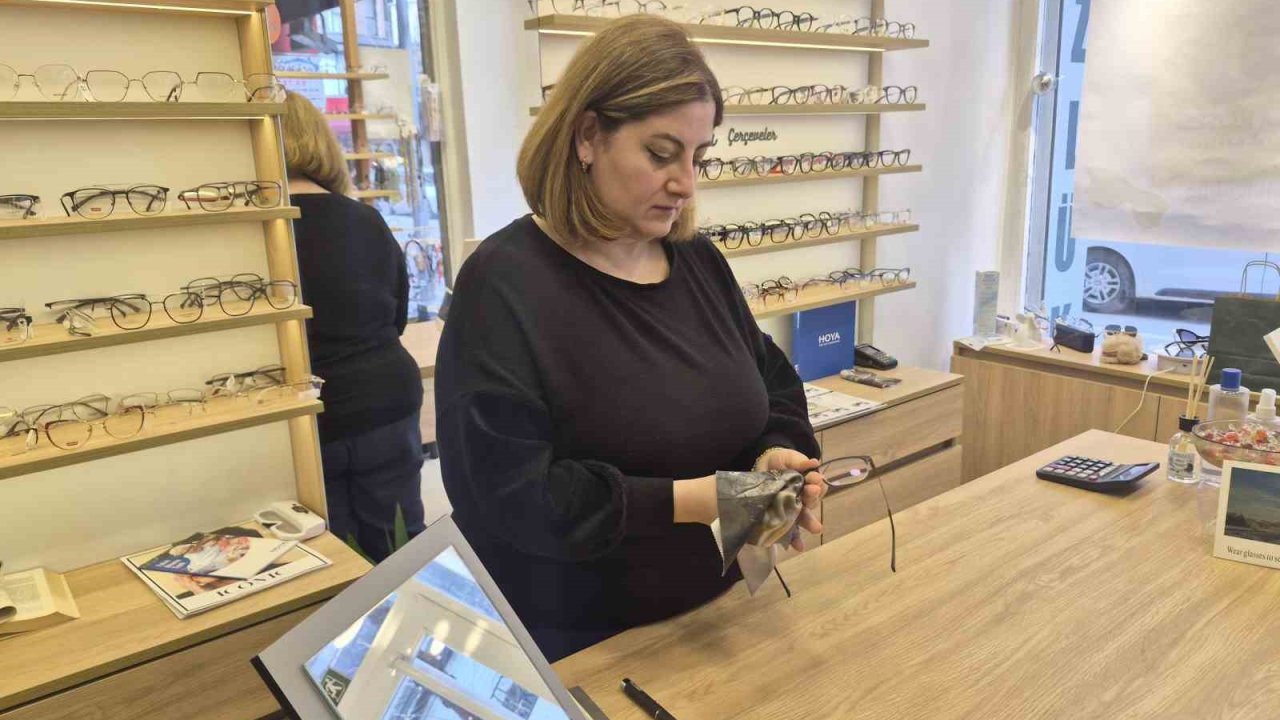 Gözlük uzmanından dijital ekran bağımlılığına karşı orijinal cam ve doğru filtreleme uyarısı