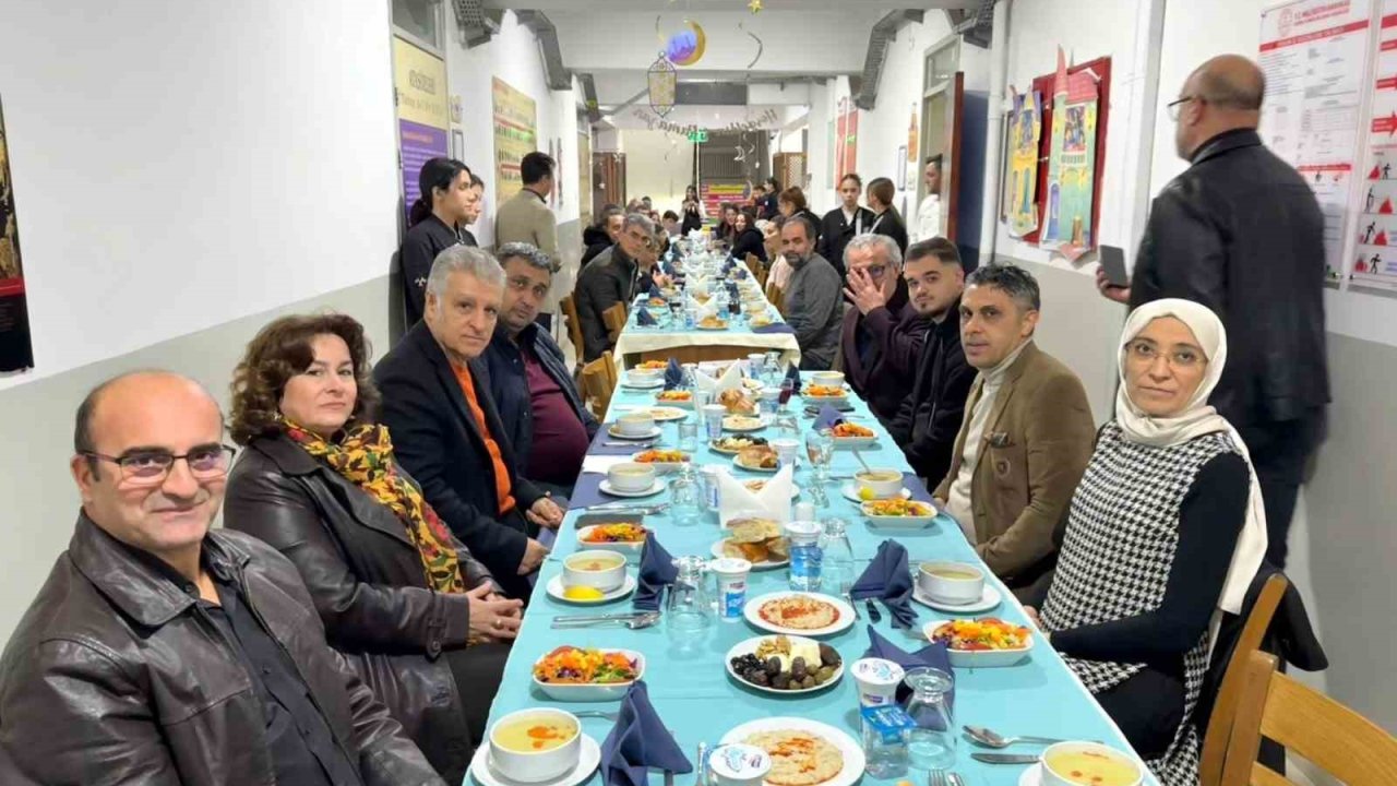 Kaymakam Keklik, Kuşadası’nda öğrencilerle iftarda buluştu