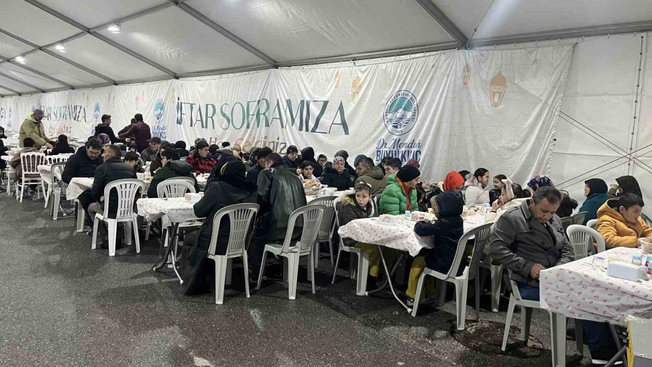 Büyükşehirin iftar sofraları gönüllere dokunuyor