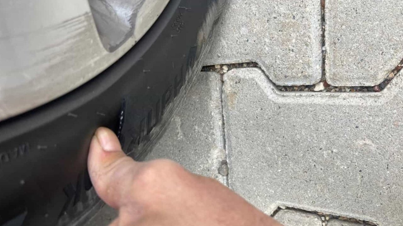 Park halindeki aracın lastikleri kesildi